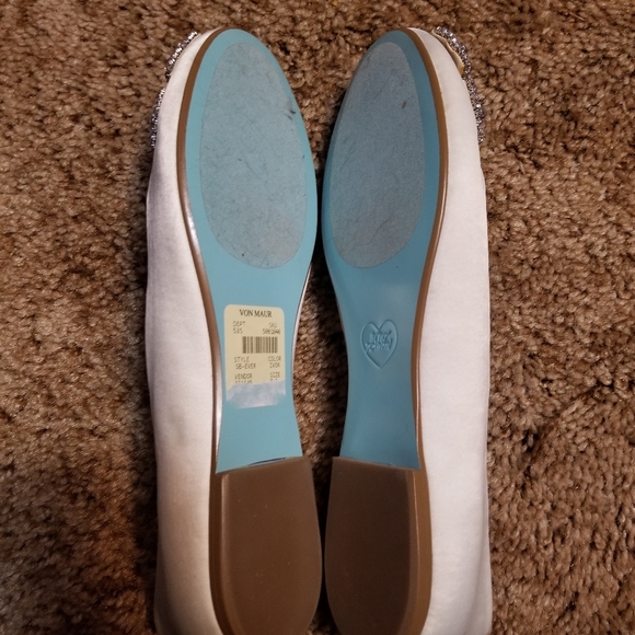 Betsey Johnson White Flats NWOT - Picture 2 of 3
